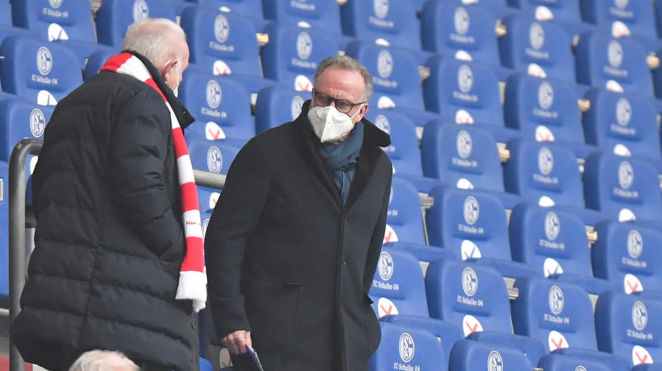 Karl-Heinz Rummenigge (re.): Der Bayern-Boss, hier noch mit FFP2-Maske, zeigte sich später mit einem kuriosen Mundschutz auf Schalke. Karl-Heinz Rummenigge (re.): Der Bayern-Boss, hier noch mit FFP2-Maske, zeigte sich später mit einem kuriosen Mundschutz auf Schalke.