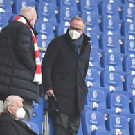 Karl-Heinz Rummenigge (re.): Der Bayern-Boss, hier noch mit FFP2-Maske, zeigte sich später mit einem kuriosen Mundschutz auf Schalke.