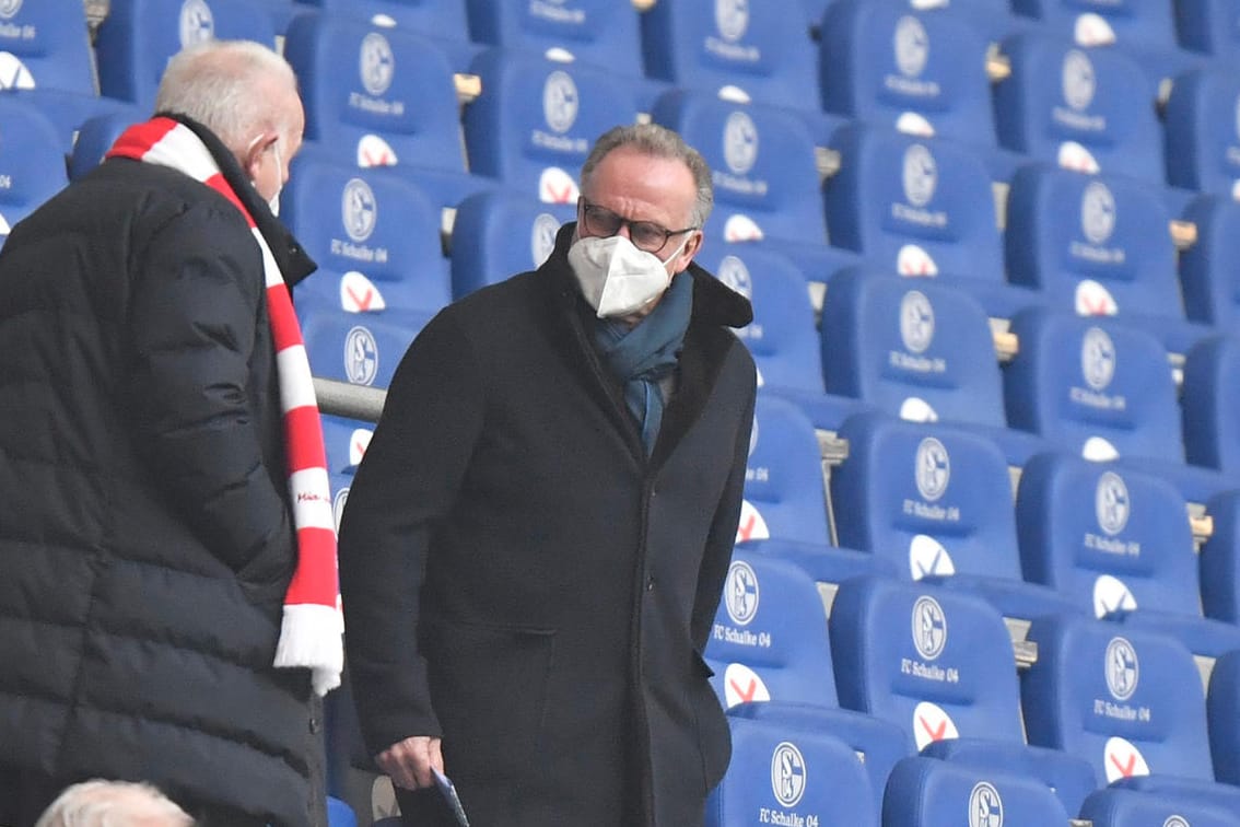 Karl-Heinz Rummenigge (re.): Der Bayern-Boss, hier noch mit FFP2-Maske, zeigte sich später mit einem kuriosen Mundschutz auf Schalke.