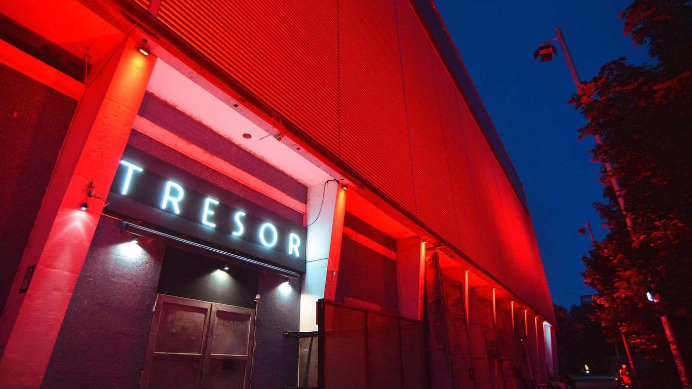 Der Berliner Club "Tresor" ist rot angestrahlt (Archivbild): Am Abend des 22.06.2020 haben zahlreiche Berliner Veranstaltungsorte auf diese Weise auf die schwierige Lage der Kulturbranche aufmerksam gemacht.