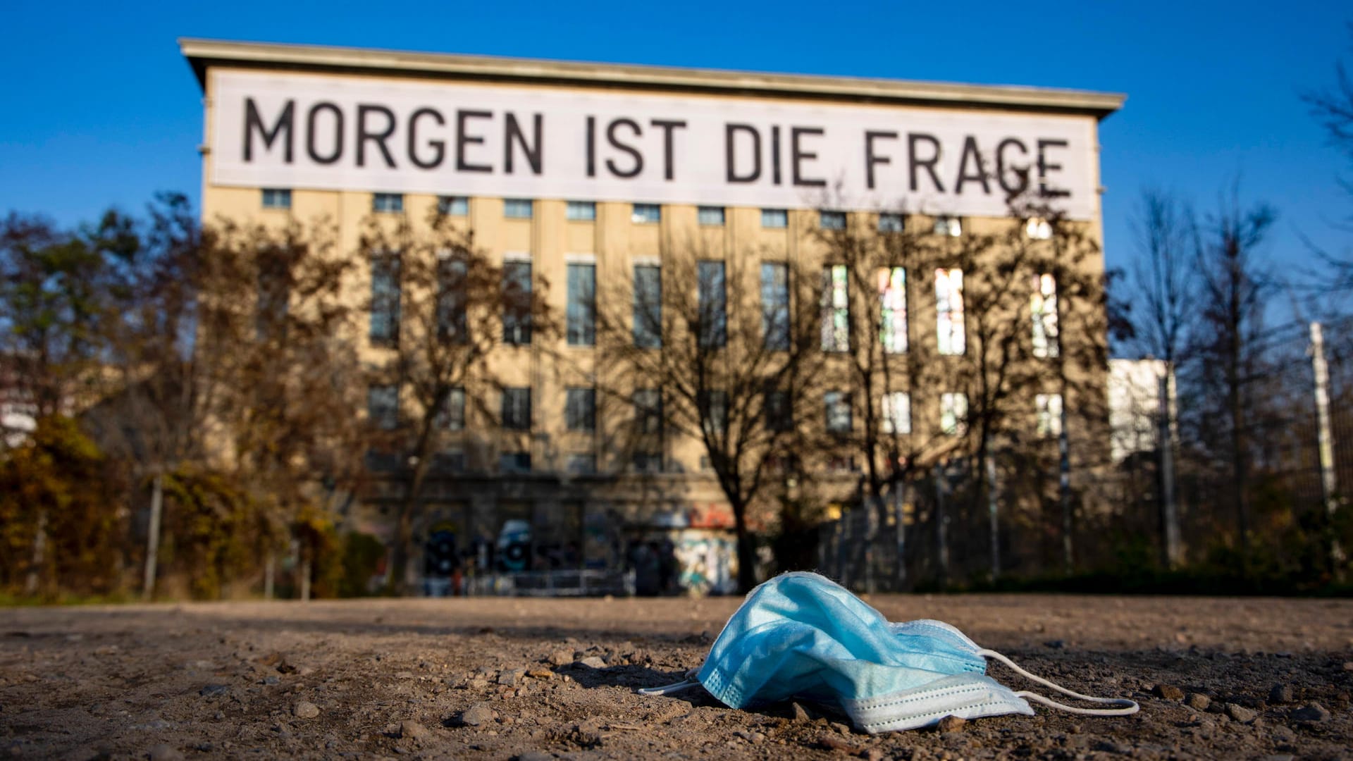 Eine Einwegmaske liegt vor dem Berghain (Archivbild): In dem berühmten Club ist nun eine Ausstellung zu sehen. Wie das "Morgen" aussehen soll, ist offen.