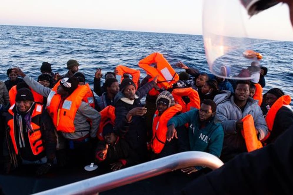 Menschen wird vom Seenotrettungsschiff "Ocean Viking" aus geholfen (Archivbild): Immer wieder sterben Geflüchtete auf dem Weg nach Europa.