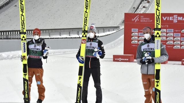 Die drei top-platzierten Markus Eisenbichler (l-r), Robert Johansson und Karl Geiger. Die drei top-platzierten Markus Eisenbichler (l-r), Robert Johansson und Karl Geiger.