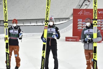Die drei top-platzierten Markus Eisenbichler (l-r), Robert Johansson und Karl Geiger.