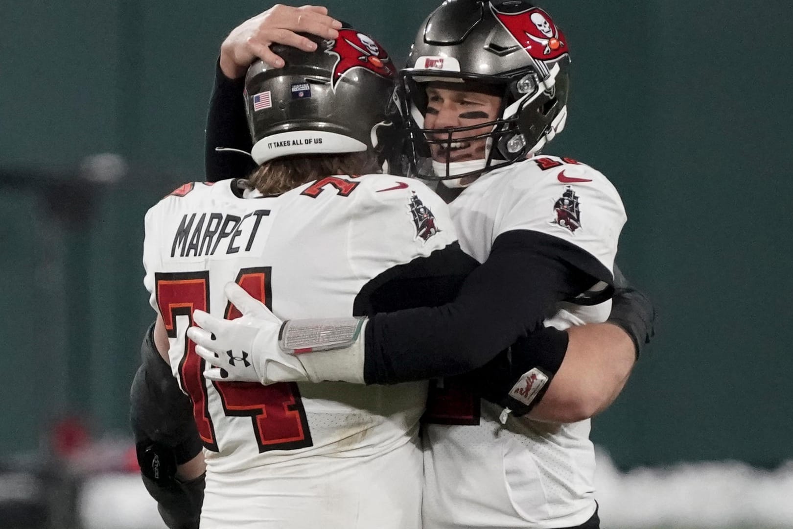 Tampa Bay Buccaneers Quarterback Tom Brady (re.) feiert mit Ali Marpet den Einzug ins Superbowl-Finale.