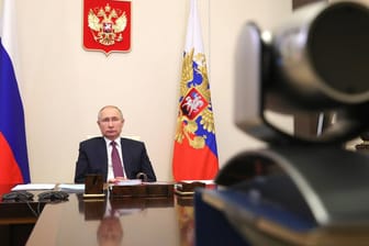 Wladimir Putin während einer Videokonferenz in seiner Residenz nahe Moskau.