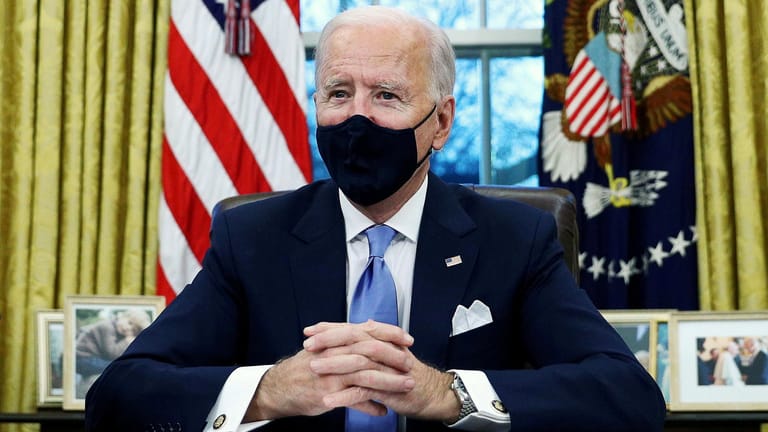 US Präsident Joe Biden an seinem Schreibtisch im Oval Office (Archivbild). Er hat angekündigt, die Einreisebeschränkungen für Personen aus den Schengen-Staaten aufrecht zu erhalten.