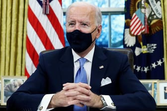 US Präsident Joe Biden an seinem Schreibtisch im Oval Office (Archivbild). Er hat angekündigt, die Einreisebeschränkungen für Personen aus den Schengen-Staaten aufrecht zu erhalten.