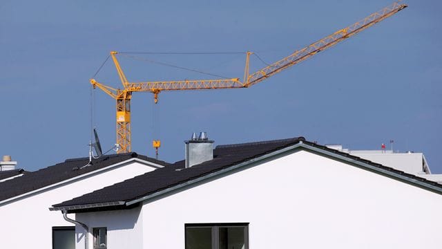 Der Hausbau geht auch in Coronazeiten weiter - hier gelten die üblichen Arbeitsschutzmaßnahmen.