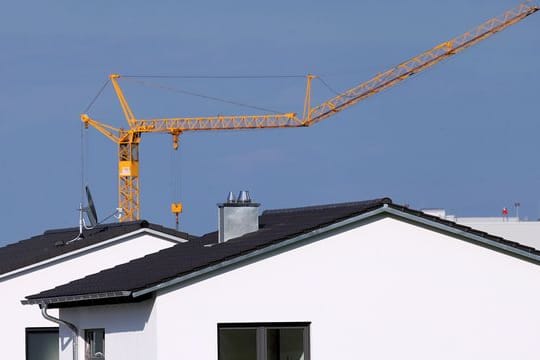 Der Hausbau geht auch in Coronazeiten weiter - hier gelten die üblichen Arbeitsschutzmaßnahmen.