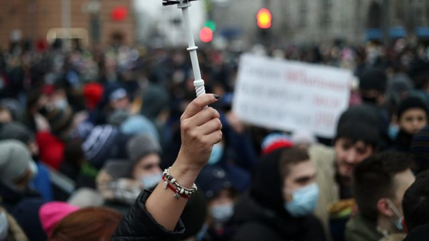 Demonstranten nehmen an einer nicht genehmigten Kundgebung in Moskau zur Unterstützung des russischen Oppositionsführers Alexej Nawalny teil.