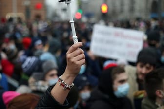 Demonstranten nehmen an einer nicht genehmigten Kundgebung in Moskau zur Unterstützung des russischen Oppositionsführers Alexej Nawalny teil.