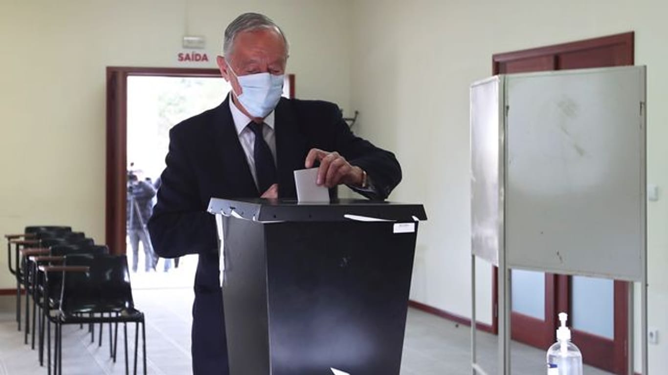 Marcelo Rebelo de Sousa gibt seinen Stimmzettel in einem Wahllokal ab.