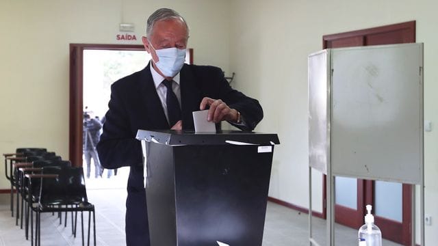 Marcelo Rebelo de Sousa gibt seinen Stimmzettel in einem Wahllokal ab. Marcelo Rebelo de Sousa gibt seinen Stimmzettel in einem Wahllokal ab.