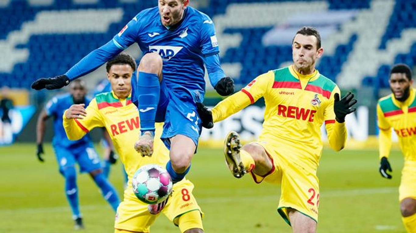 Kölns Ismail Jakobs (l-r), Hoffenheims Andrej Kramaric und Kölns Ellyes Skhiri kämpfen um den Ball.