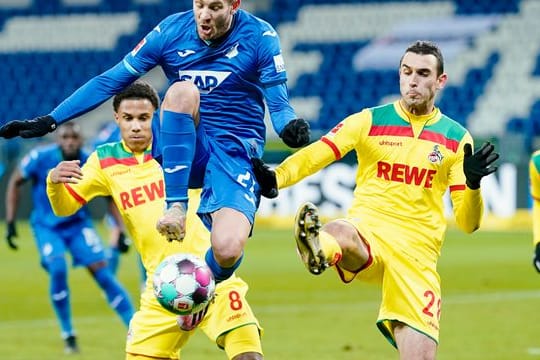 Kölns Ismail Jakobs (l-r), Hoffenheims Andrej Kramaric und Kölns Ellyes Skhiri kämpfen um den Ball.