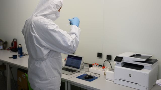 Dem RKI wurden 6729 Corona-Neuinfektionen binnen eines Tages gemeldet. Dem RKI wurden 6729 Corona-Neuinfektionen binnen eines Tages gemeldet.