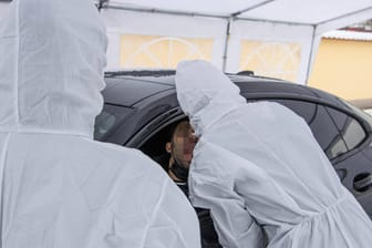 Corona-Schnelltest am Auto: Das RKI meldete mehr als 6.700 neue Fälle.