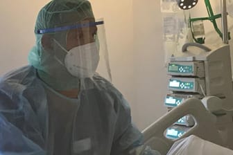 Mühlan mit vollständiger Schutzkleidung: Der Intensivpfleger bei der Betreuung eines Covid-19-Patienten.