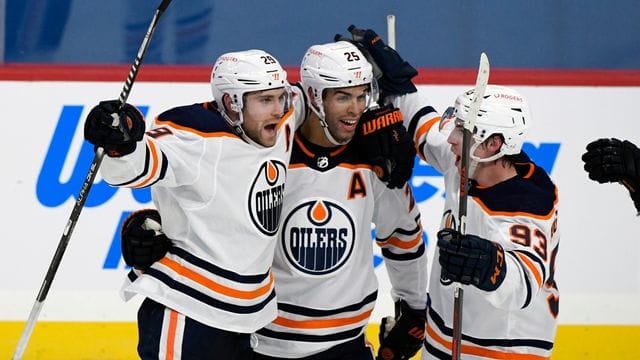 NHL-Star Leon Draisaitl (l) erzielte den entscheidenden Treffer für die Edmonton Oilers. NHL-Star Leon Draisaitl (l) erzielte den entscheidenden Treffer für die Edmonton Oilers.
