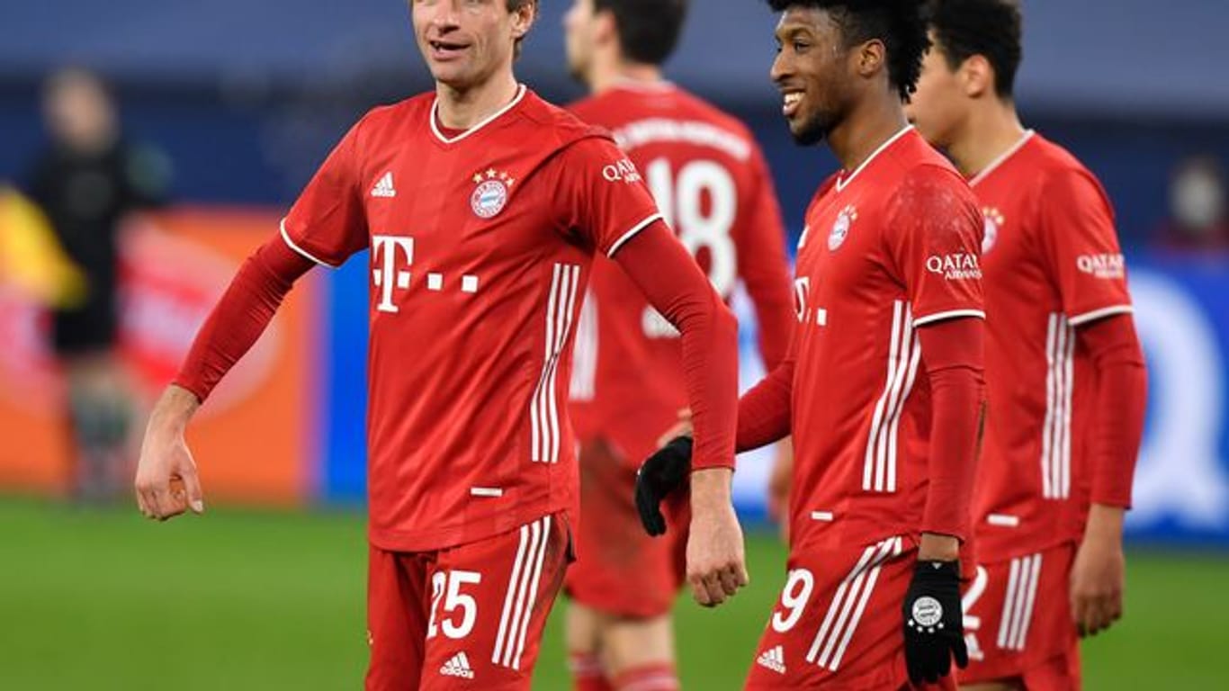 Breite Brust: Thomas Müller (l) und der FC Bayern führen die Bundesliga-Tabelle mit sieben Punkten an.