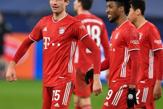 Breite Brust: Thomas Müller (l) und der FC Bayern führen die Bundesliga-Tabelle mit sieben Punkten an.