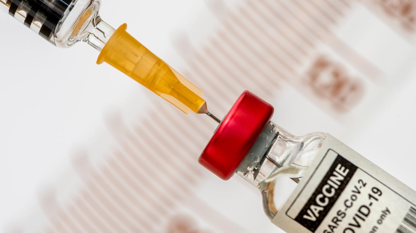 Ampulle mit Covid-19-Impfstoff: Die Corona-Impfungen finden in regionalen Impfzentren statt. Die Terminvergabe erfolgt nach einem vom Gesundheitsministerium festgelegten Prioritätenprinzip.