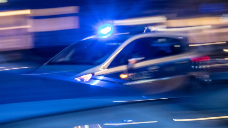 Streifenwagen der Berliner Polizei mit Blaulicht: Bei einer Flucht vor der Polizei hat ein Raser eine Frau überfahren.