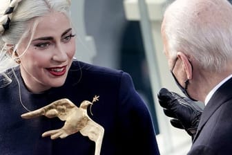 Lady Gaga mit goldener Friedenstaube bei der Amtseinführung von Joe Biden.