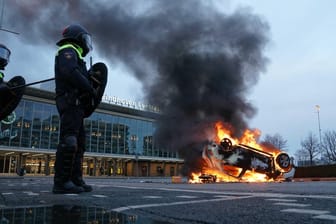 Brennender Wagen in Eindhofen: Bei den Protesten wurden Autos angezündet, Geschäfte geplündert, ein Krankenhaus mit Steinen beworfen.