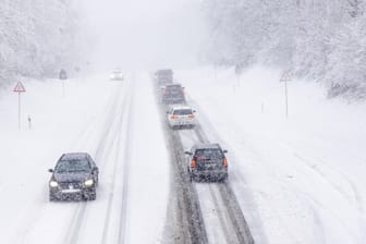 Schneefälle in Hessen: Autofahrer sollten vielerorts besonders vorsichtig fahren (Symbolbild).