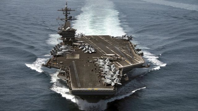Das von der US-Marine zur Verfügung gestellte Luftbild, zeigt den Flugzeugträger "USS Theodore Roosevelt" (CVN 71) im Arabischen Meer. Das von der US-Marine zur Verfügung gestellte Luftbild, zeigt den Flugzeugträger "USS Theodore Roosevelt" (CVN 71) im Arabischen Meer.