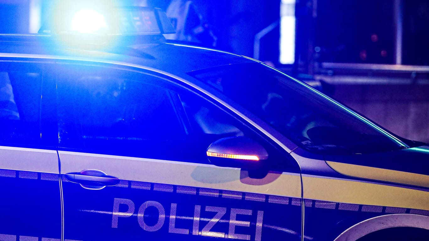 Polizei mit Blaulicht: Auch die Feuerwehr sowie zuständige Behörden mussten zum Einsatz in Bremen anrücken (Symbolbild).