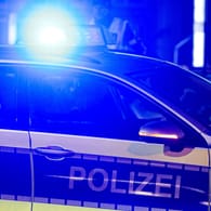 Polizei mit Blaulicht: Auch die Feuerwehr sowie zuständige Behörden mussten zum Einsatz in Bremen anrücken (Symbolbild).