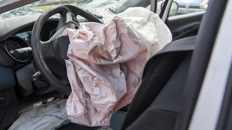 Ausgelöster Airbag: Der Lebensretter ist bis heute keine vorgeschriebene Sicherheitsausstattung.