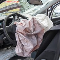 Ausgelöster Airbag: Der Lebensretter ist bis heute keine vorgeschriebene Sicherheitsausstattung.