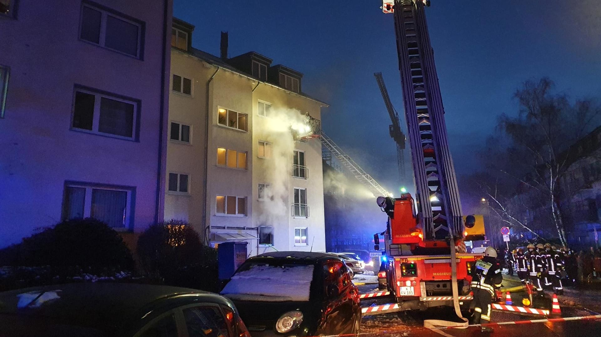 Mitarbeiter der Feuerwehr löschen einen Brand: In einem fünfstöckigen Wohnhaus in Köln-Bilderstöckchen sind mehrere Menschen verletzt worden. Mitarbeiter der Feuerwehr löschen einen Brand: In einem fünfstöckigen Wohnhaus in Köln-Bilderstöckchen sind mehrere Menschen verletzt worden.