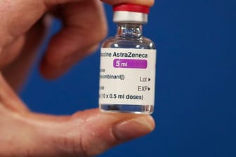 Eine Ampulle des Corona-Impfstoffs von Astrazeneca.