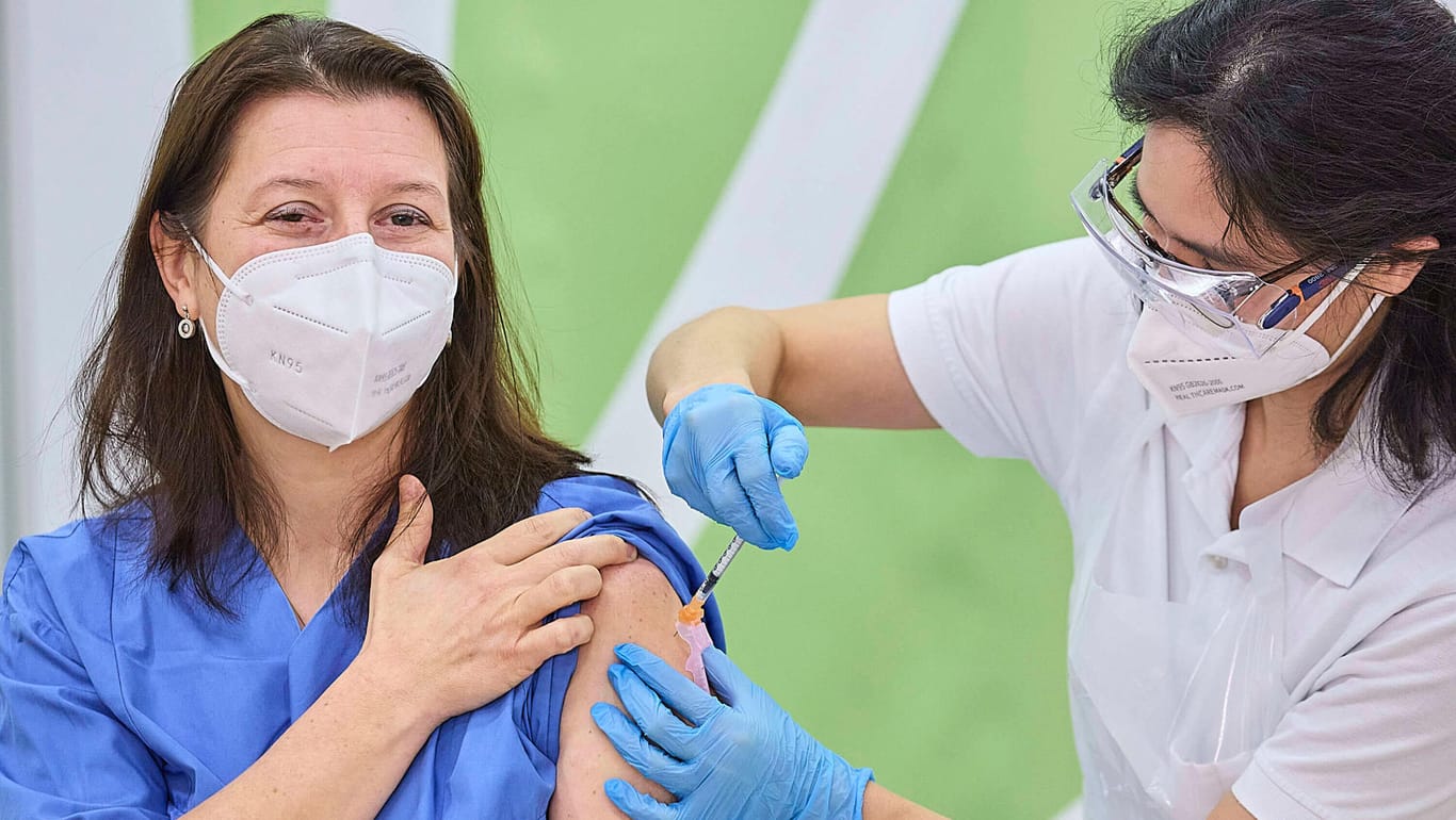 Eine Pflegekraft erhält ihre Corona-Impfung: