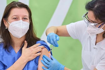 Eine Pflegekraft erhält ihre Corona-Impfung: