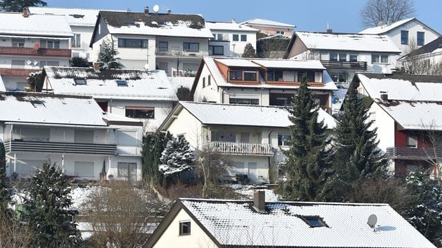 Schnee kann schwer auf dem Dach lasten.