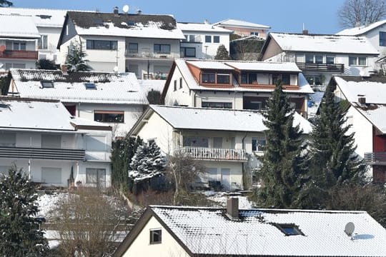 Schnee kann schwer auf dem Dach lasten.