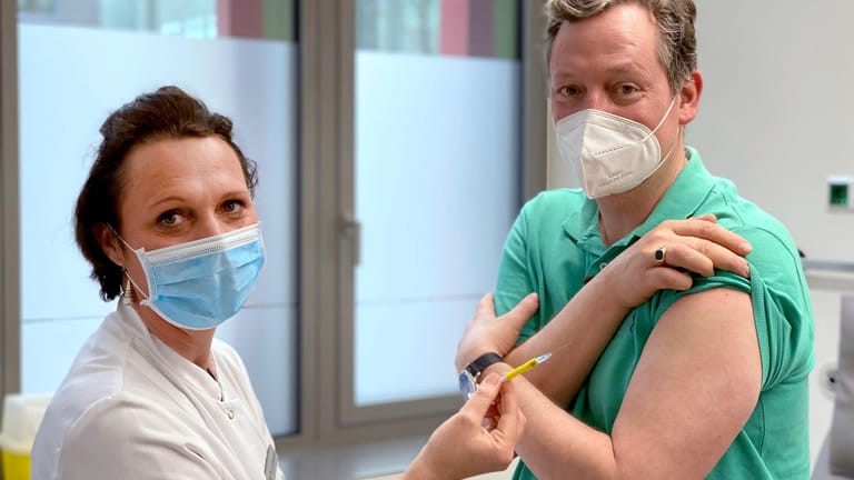 Eckart von Hirschhausen mit Studienleiterin Professor Dr. Clara Lehmann (Uniklinik Köln): An der Uniklinik Köln durchläuft er alle Schritte einer Impfstudie.