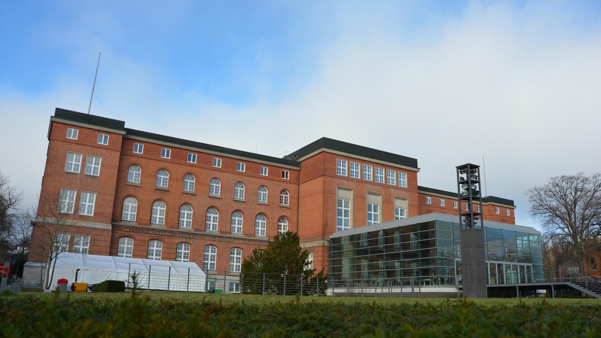 Der Landtag von Schleswig-Holstein (Symbolbild): Die Parteien sind sich nicht einig in ihrer Meinung zum Quarantäne-Gewahrsam.