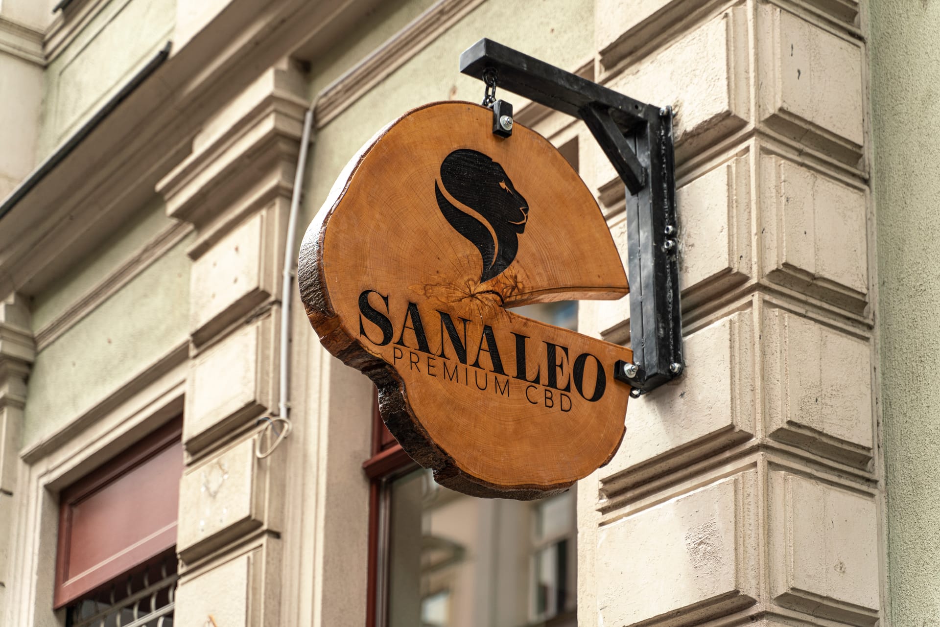 "Sanaleo" steht auf einem Ladenschild: Das Start-up hat bereits zwei Geschäfte eröffnet.