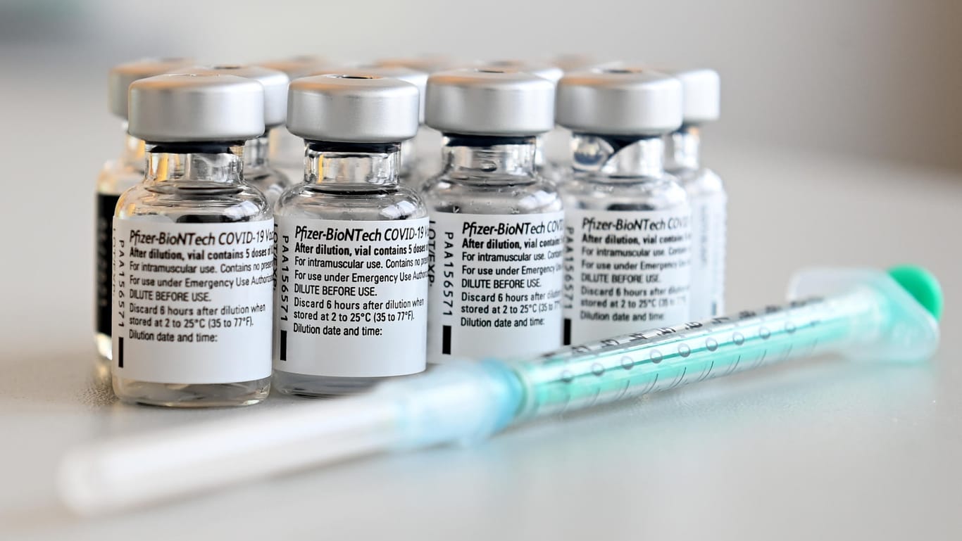 Spritze und Ampullen mit dem Covid-19-Impfstoff: Die Corona-Impfungen finden in regionalen Impfzentren statt. Die Terminvergabe erfolgt nach einem vom Gesundheitsministerium festgelegten Prioritätenprinzip.