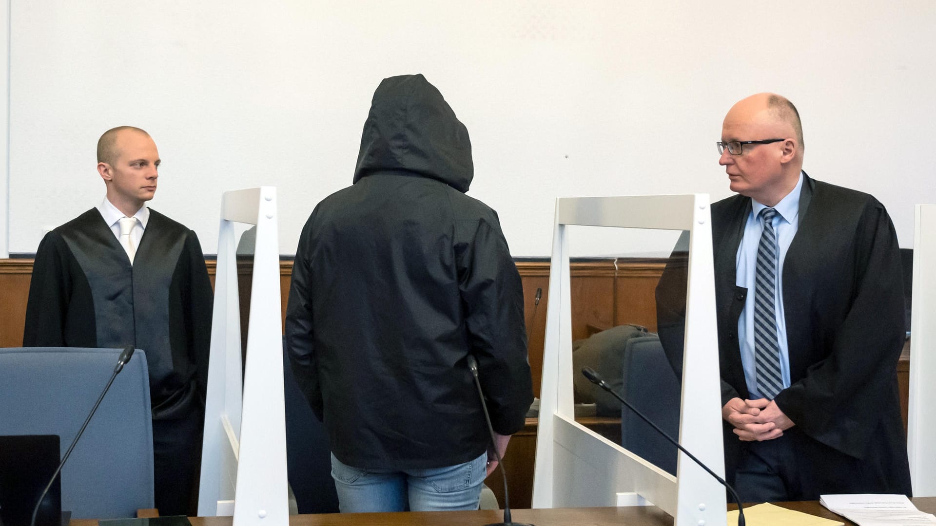 Der Angeklagte (M) spricht im Landgericht mit seinen Anwälten André Bohn (l) und Udo Vetter: Im Herbst 1993 wurde in Dortmund eine 16-jährige Schülerin erwürgt. Der Angeklagte wurde im Sommer 2018 festgenommen.