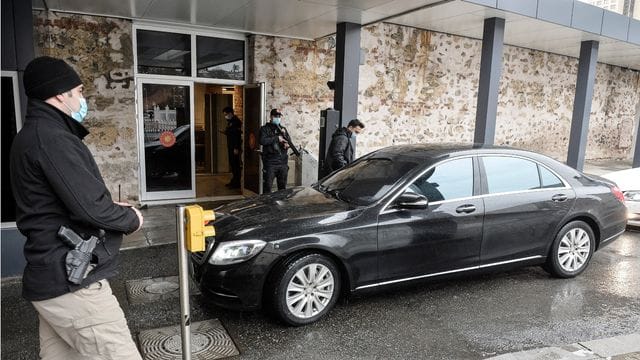 Eine Delegation griechischer Diplomaten trifft zu Gesprächen in Istanbul ein. Eine Delegation griechischer Diplomaten trifft zu Gesprächen in Istanbul ein.