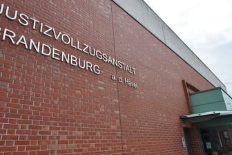 Die Justizvollzugsanstalt in Brandenburg an der Havel: Seit dem Wochenende fehlt hier ein 41-Jähriger.