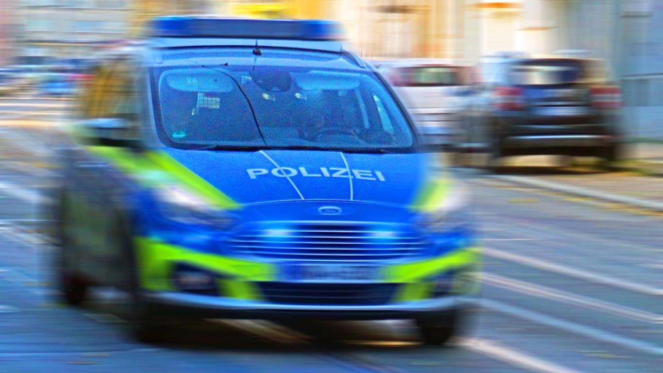 Polizei während einer Einsatzfahrt (Symbolbild): Gegen eine 17-Jährige wird in Essen wegen Widerstandes, Beleidigung und Körperverletzung gegen Polizisten ermittelt.